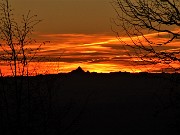 73 Nel cielo infuocato risalta il  lontano Monviso